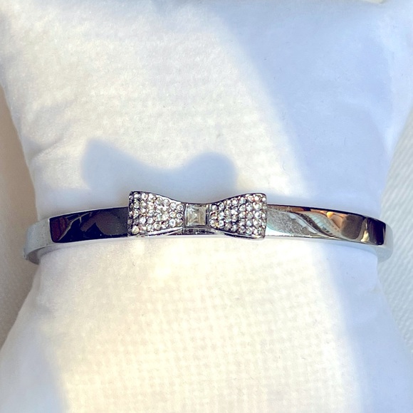 KATE SPADE Ready Set Bow Silver Hinged Bangle Bracelet Pave’ Set Rhinestone Bow - Picture 1 of 6